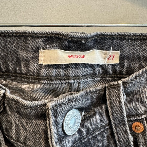 Levi’s Gray Wedgie Jeans - Size 27 - EUC - Picture 3 of 3